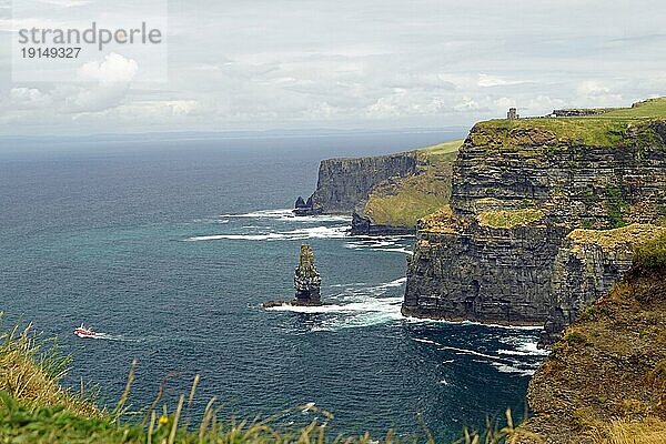 Die Cliffs of Moher sind die bekanntesten Klippen in Irland. Sie befinden sich an der Südwestküste von Irlands Hauptinsel in der Grafschaft Clare in der Nähe der Dörfer Doolin und Liscannor