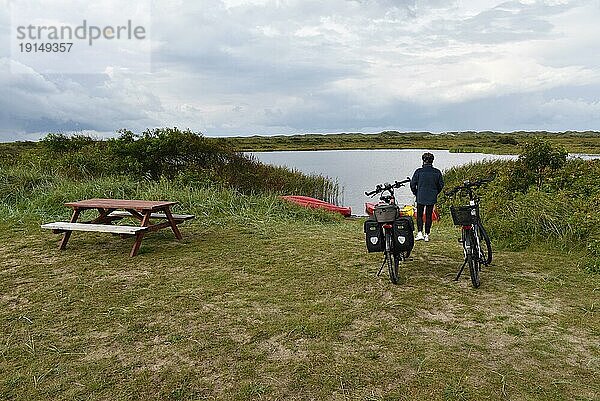 Fahrrad fahren an einem See in Dänemark