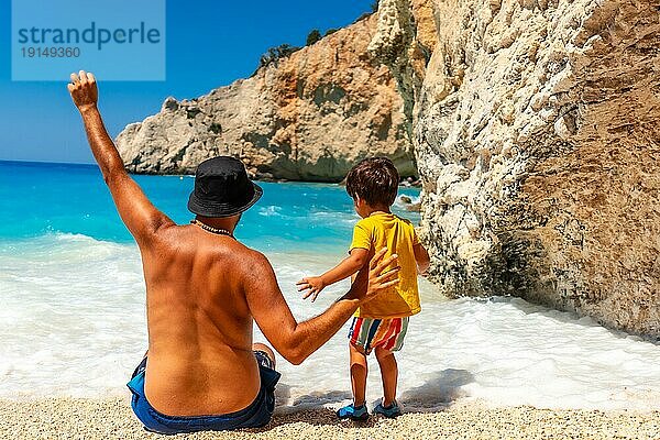 Vater und Kind haben Spaß am Strand von Porto Katsiki im Sommerurlaub auf der Insel Lefkada  Griechenland  Europa