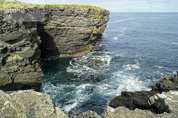 Der Kilkee Cliff Walk ist eine landschaftlich reizvolle  2 bis 3 Stunden dauernde (8 km)  mittelschwere Rundwanderung entlang der Kilkee Cliffs  die am Diamond Rocks Café  Pollock Holes Parkplatz  beginnt