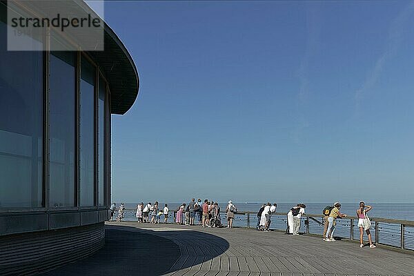 Belgium Pier  Rundbau und Teerasse mit Blick aufs Meer  Menschen am Geländer  blauer Himmel  Blankenberge  belgische Küste  Westflandern  Belgien  Europa