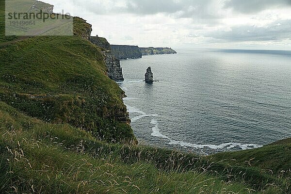 Die Cliffs of Moher sind die bekanntesten Klippen in Irland. Sie befinden sich an der Südwestküste von Irlands Hauptinsel in der Grafschaft Clare in der Nähe der Dörfer Doolin und Liscannor