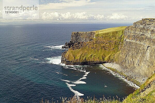 Die Cliffs of Moher sind die bekanntesten Klippen in Irland. Sie befinden sich an der Südwestküste von Irlands Hauptinsel in der Grafschaft Clare in der Nähe der Dörfer Doolin und Liscannor