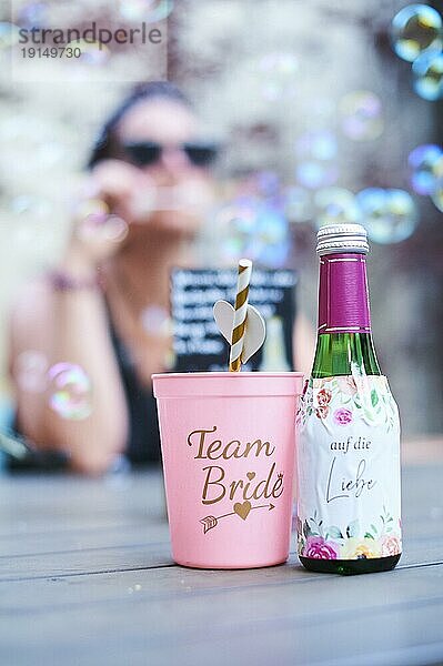 Team Braut Tasse und eine Liebe Champagner stehen auf einem Tisch