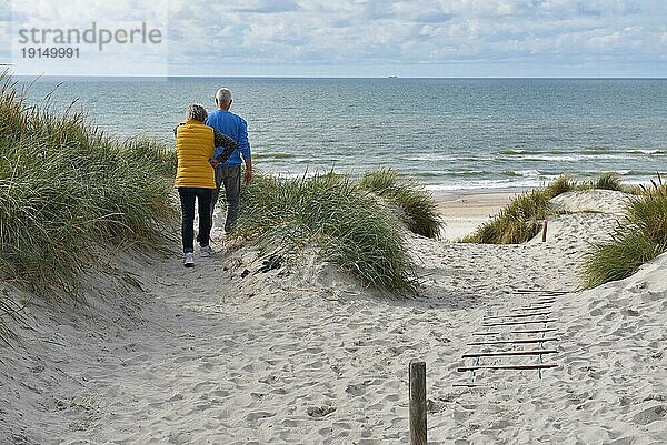 Wanderung in den Dünen an der Nordsee  Dänemark  Europa