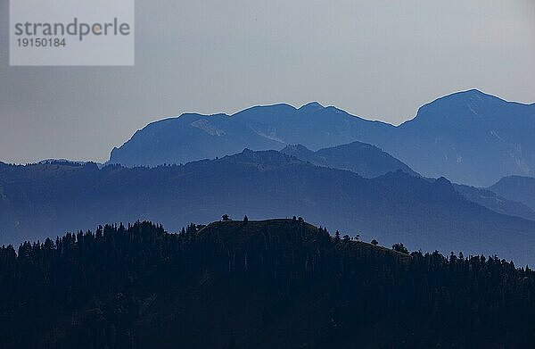 Panoramaaufnahme  Gebirgslandschaft  Bergsilhouette bei Sonnenaufgang  Osterhorngruppe  Salzkammergut  Land Salzburg  Österreich  Europa