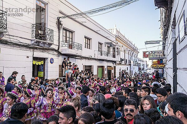 Sucre  Bolivien am 12. September 2015: Volle Straße im Zentrum von Sucre bei der Parade mit Bolivianern in Kostümen beim jährlichen Fest zu Ehren der Jungfrau von Guadalupe