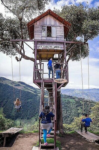 Banos  Ecuador am 18. November 2015: Touristen genießen die Riesenschaukel im Baumhaus Casa del Arbol in den Anden bei Banos  Ecuador. Die Aussicht von der Schaukel ist atemberaubend