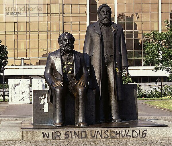 DEU  Deutschland: Die historischen Dias aus den Zeiten 80-90er Jahre  Ost-Berlin. Marx-Engelsdenkmal. Wir sind unschuldig Aufschrift. Anfang 90er