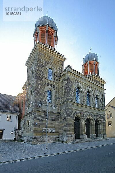 Alte Synagoge mit Doppeltürme erbaut 1884 im Gegenlicht  Kitzingen  Unterfranken  Franken  Bayern  Deutschland  Europa