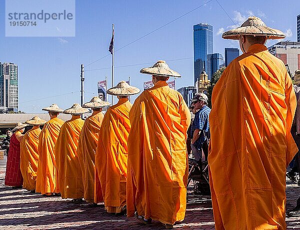 Melbourne  Australien  14. Mai 2016: Buddhistische Mönche feiern den Buddha Tag auf dem Federation Square  Ozeanien
