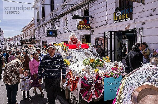 Sucre  Bolivien am 8. September 2015: Straßenparade mit geschmückten Autos zu Ehren der Jungfrau von Guadalupe