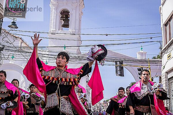 Sucre  Bolivien am 12. September 2015: Tänzer in bunten Kleidern vor kolonialen Gebäuden bei der Fiesta de la Virgen Guadalupe