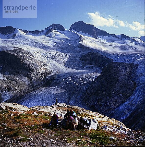 DEU  Deutschland: Die historischen Dias aus den Zeiten 80-90er Jahre  Alpem. Bergwandern. Gruppe im Hochgebirge. 80er