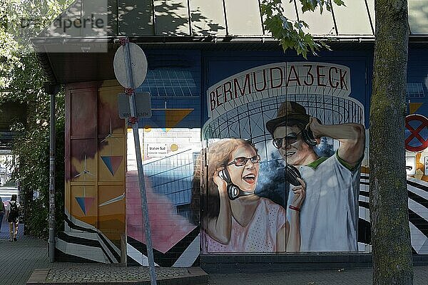Wandbild im Ausgehviertel Bermuda3eck  Junge Leute hören Musik  Streetart  Bochum  Nordrhein-Westfalen  Deutschland  Europa