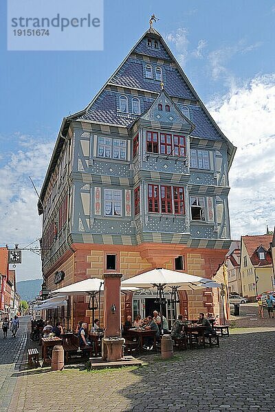 Historisches Fachwerkhaus Hotel zum Riesen  Straßenlokal  Menschen  groß  mehrstöckig  Miltenberg  Main  Unterfranken  Franken  Spessart  Bayern  Deutschland  Europa