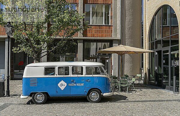 Oldtimer VW Bus  Forum an der Museumsinsel  Stadtquartier der Zukunft  Berlin Mitte  Deutschland  Europa