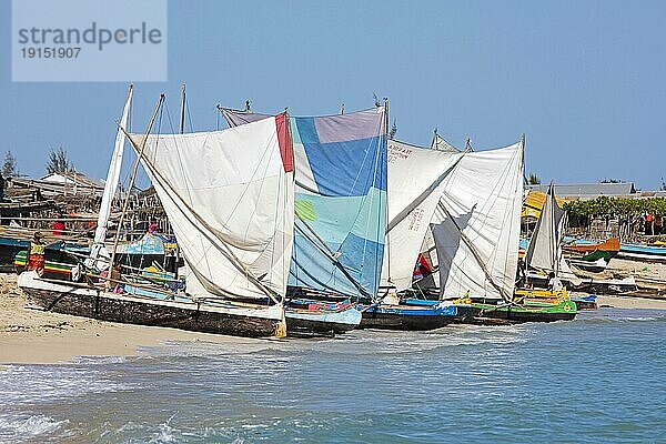 Bunte traditionelle Fischerboote mit Segeln am Strand des Fischerdorfs Anakao  Anokao  Atsimo Andrefana  Madagaskar  Südostafrika  Afrika