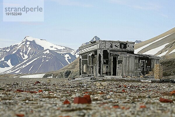 Alte hölzerne Jagdhütte im Hornsund  Svalbard  Spitzbergen  Norwegen  Europa