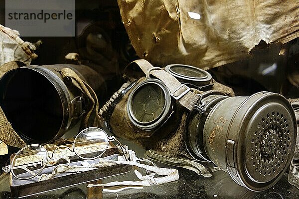 Gasmaske aus dem Ersten Weltkrieg im Museum des Hooge Kraters in Zillebeke  Belgien  Europa