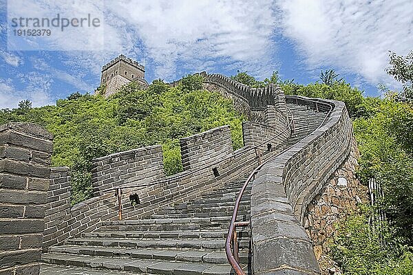Restaurierte Chinesische Mauer und Wachturm am Juyong Pass  Juyongguan Pass  Teil der Großen Mauer der Ming Zeit nördlich von Peking  Provinz Hebei