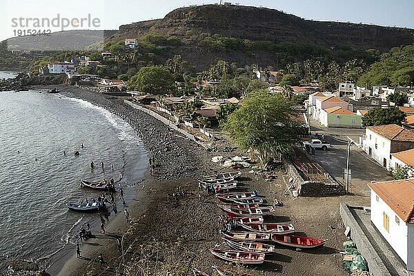 Jugendliche helfen Fischern beim Stapellauf traditioneller Fischerboote aus Holz  Cidade Velha auf der Insel Santiago  Kap Verde  Cabo Verde  Afrika