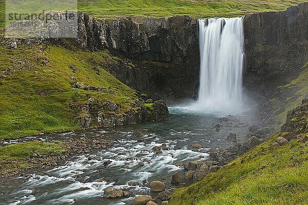 Gufufoss Wasserfall im Sommer am Fluss Fjarðará  der im Seyðisfjörður  Seydisfjordur Fjord in der Region Ost  Austurland  Ostisland fließt