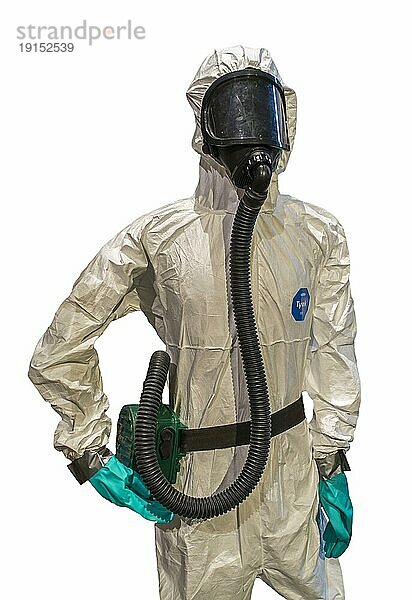 Persönliche Schutzausrüstung  PSA Schutzkleidung mit Atemschutzmaske mit FFP3 Filter für Asbestsanierung vor weißem Hintergrund