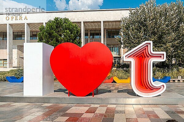 Skulptur von Ich liebe Tirana auf dem Skanderbegplatz in Tirana. Albanien