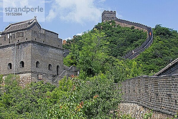 Restaurierte Chinesische Mauer und Wachtürme am Juyong Pass  Juyongguan Pass  Teil der Großen Mauer der Ming Zeit nördlich von Peking  Provinz Hebei