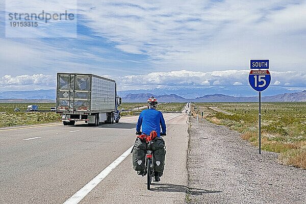 Einsamer Tourenradfahrer auf der Interstate 15  I 15 durch Mohave County in Arizona und in Richtung Las Vegas  Vereinigte Staaten  USA  Nordamerika