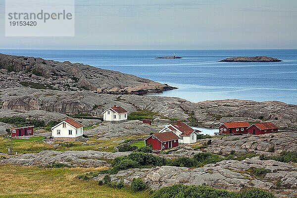 Hölzerne Fischerhütten in Ramsvik  Bohuslän  Schweden  Europa