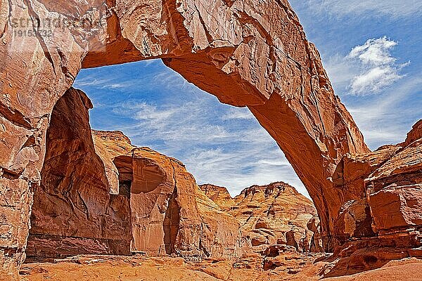 Goulding Arch  natürlicher Sandsteinbogen im Oljato Monument Valley  San Juan County  Utah  Vereinigte Staaten  USA  Nordamerika