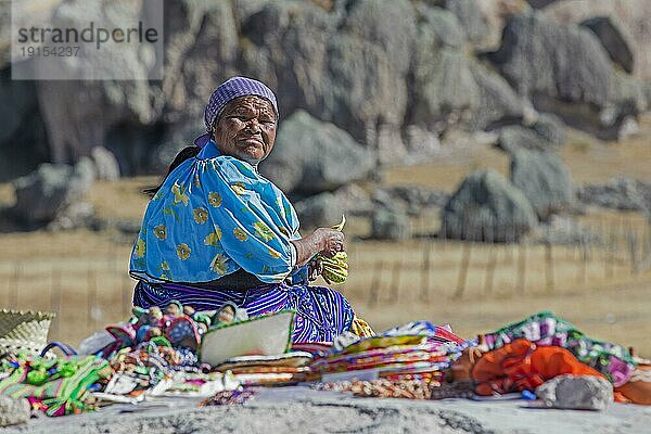 Mexikanische Frau vom Stamm der Rarámuri  Tarahumara  in traditioneller Kleidung in der Nähe der Stadt Creel  Sierra Madre Occidental  Provinz Chihuahua  Mexiko  Mittelamerika
