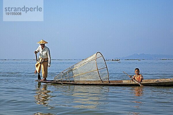 Inthafischer der ein traditionelles Fischerboot steuert  indem er sein Bein um das Ruder schlingt  Inle See  Nyaungshwe  Shan Staat  Myanmar  Birma  Asien