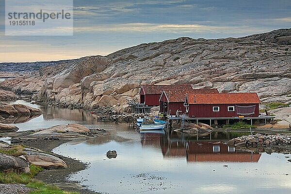 Hölzerne Fischerhütten in Ramsvik  Bohuslän  Schweden  Europa