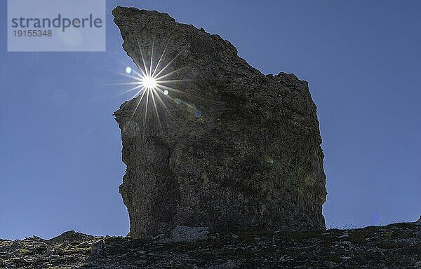 Felsturm in den Alpen mit Sonnenstern in den Alpen  Salzburg