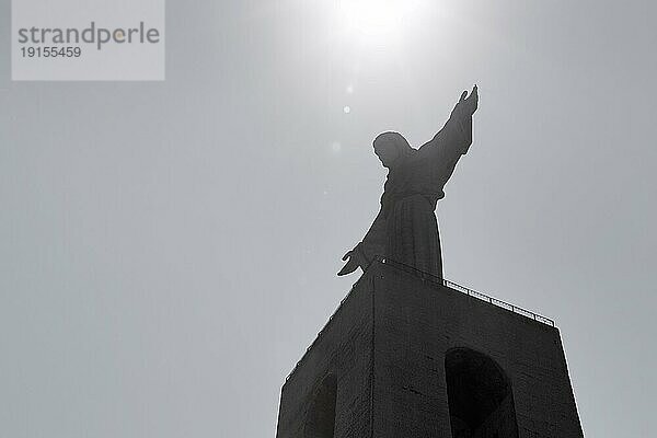 Cristo Rei im Dunst  Christusstatue mit ausgebreiteten Armen  monochrom  Gegenlicht  Almada  bei Lissabon  Portugal  Europa