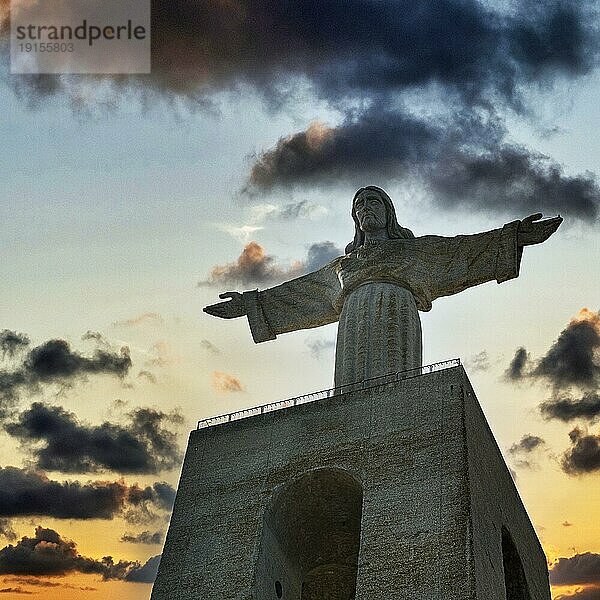 Cristo Rei  Christusstatue mit ausgebreiteten Armen  Silhouette vor Abendhimmel  Almada  bei Lissabon  Portugal  Europa