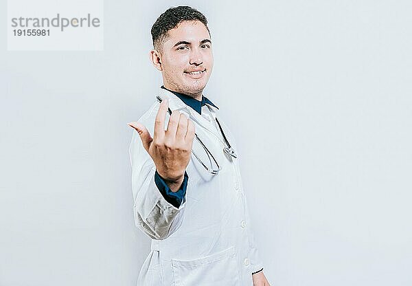 Junger freundlicher Arzt  der zum Kommen einlädt  auf weißem Hintergrund. Lächelnder Arzt  isoliert