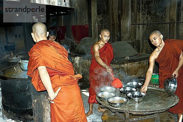 Mönche kochen Essen in Kloster Schule von Bago  Myanmar  Asien