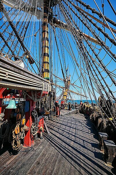 Deck mit Masten und Seilen und Buggeist eines hölzernen Segelschiffs aus der Zeit der Segel
