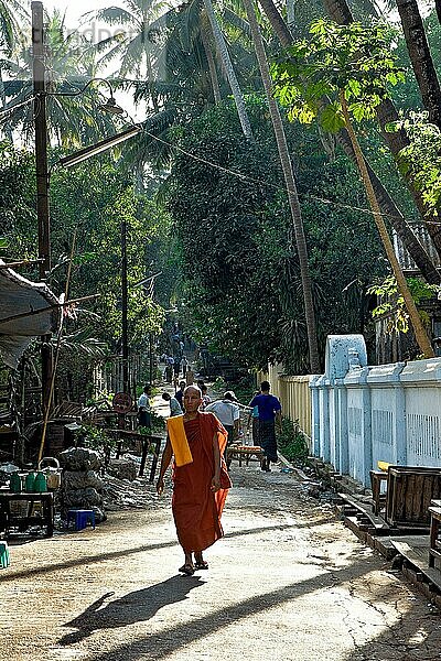 Mönch in einer Gasse  Yangon  Myanmar  Asien
