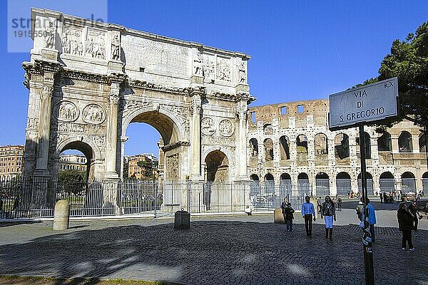 Blick auf Konstantinsbogen Triumphbogen von Kaiser Konstantin rechts im Bild nur wenige Touristen Menschen  rechts im Hintergrund Kolosseum  Rom  Latium  Italien  Europa