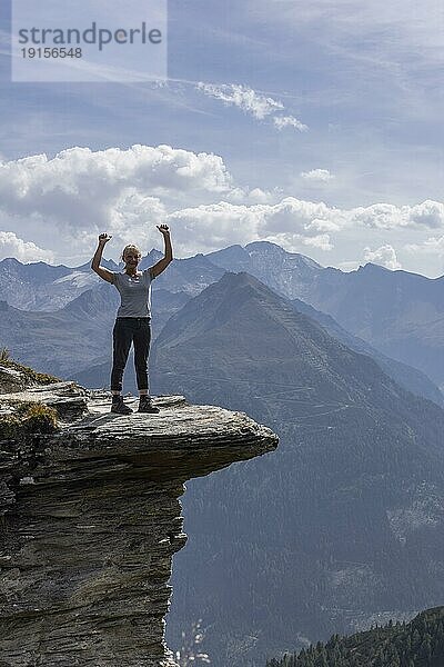 Bergpanorama mit Wanderer am Fels