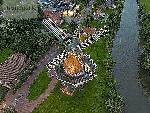 Luftaufnahme der Zwillingsmühlen am Alten Greetsieler Sieltief  Greetsiel  Niedersachsen  Deutschland  Europa