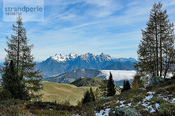 Herbstliche Stimmung  Blick von der Wildseeloderhütte zu den Loferer Steinbergen  Fieberbrunn  Tirol  Österreich  Europa