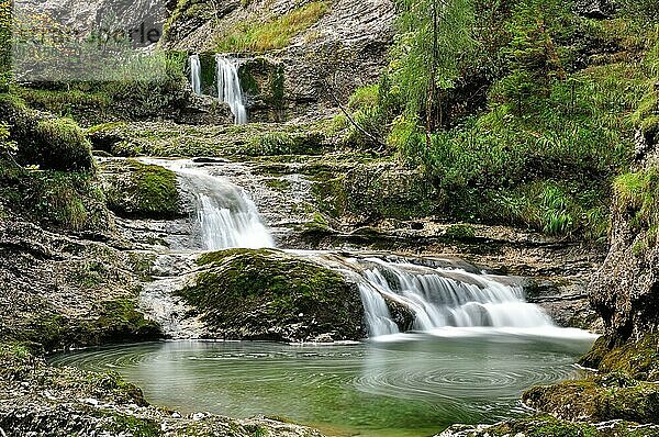 Der Fischbach mit Wasserfällen  Bergbach beim Heutal in Unken  Langzeitbelichtung  Salzburger Land  Österreich  Europa