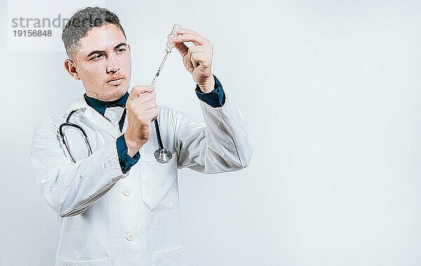 Handsome Arzt Zeichnung Medizin aus einem Fläschchen mit Kopie Raum. Arzt Zeichnung Medizin aus einem Fläschchen. Konzept der Arzt mit Krankheit Antidot