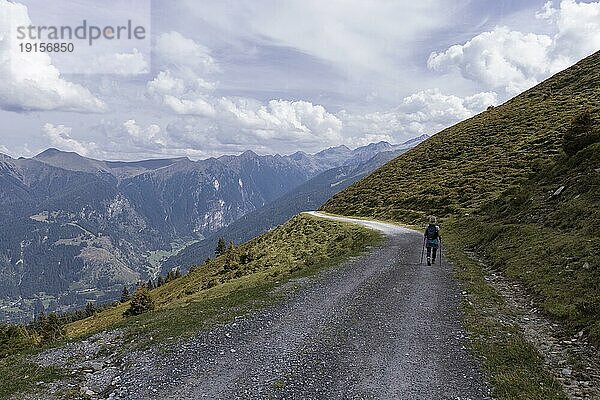 Bergpanorama mit Wanderer  Bad Gastein  Salzburg